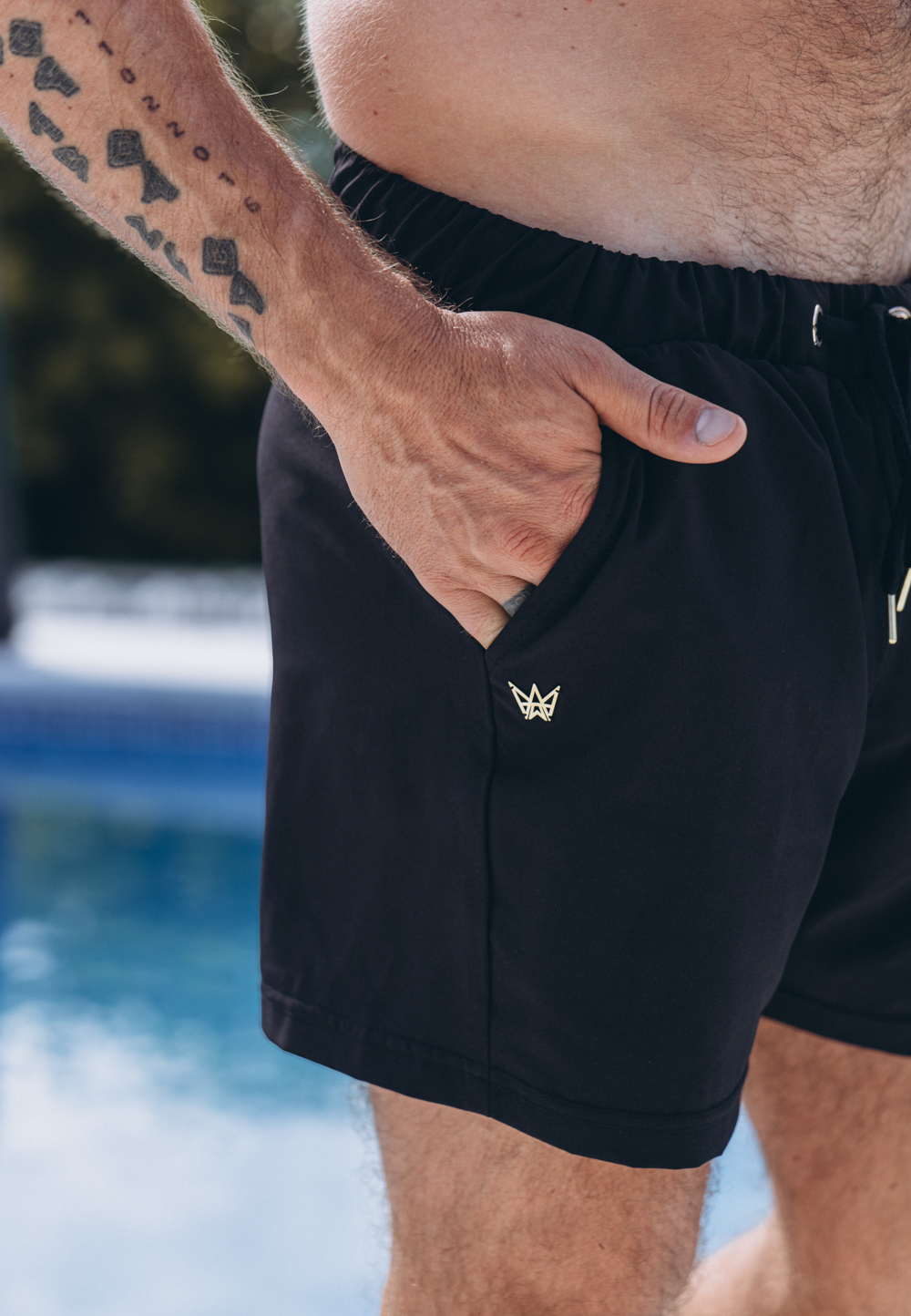 Krótkie kąpielówki w kolorze czarnym z koroną wykonaną z mosiądzu.