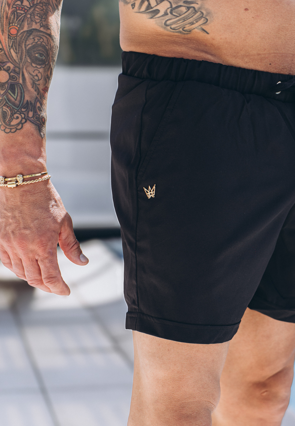 Krótkie kąpielówki w kolorze czarnym z koroną wykonaną z mosiądzu.