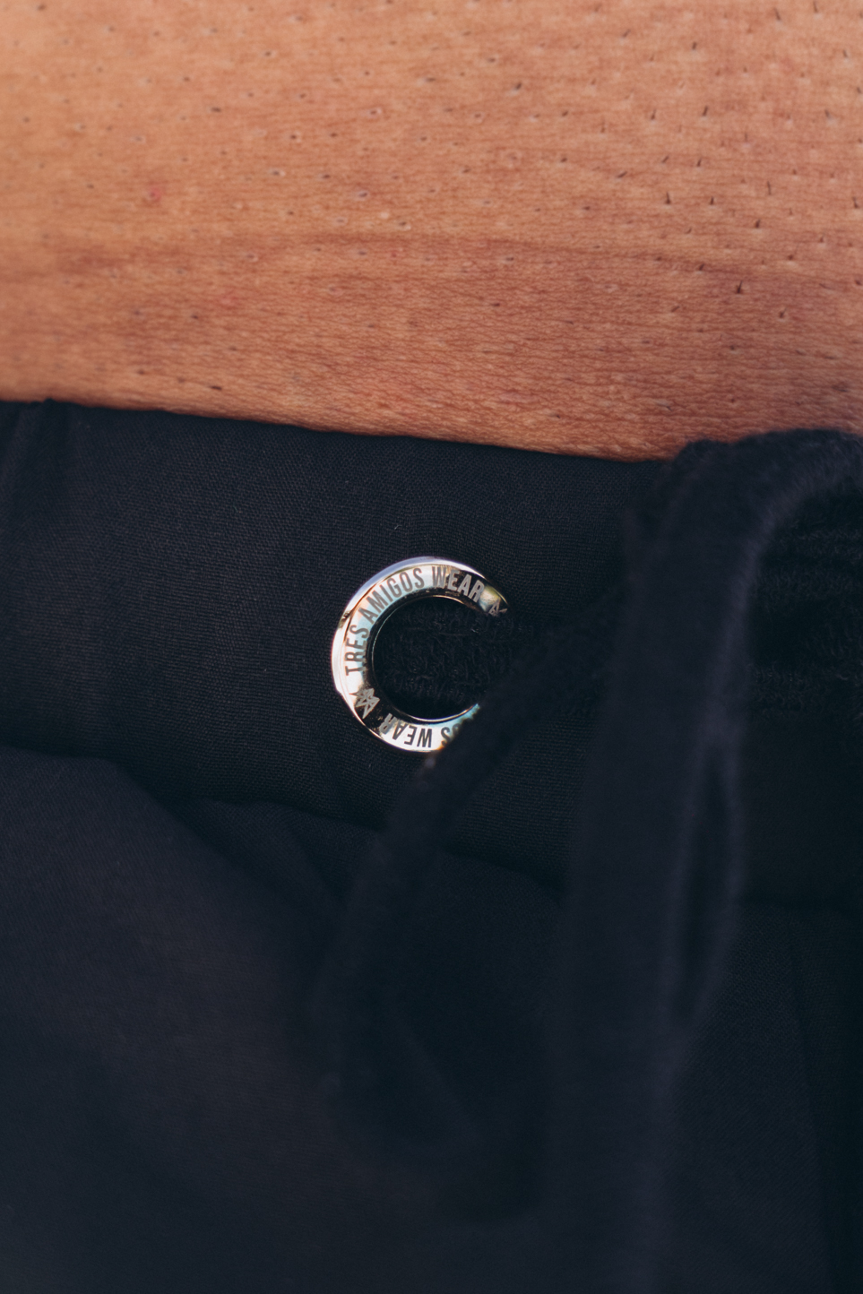 Krótkie kąpielówki w kolorze czarnym z koroną wykonaną z mosiądzu.