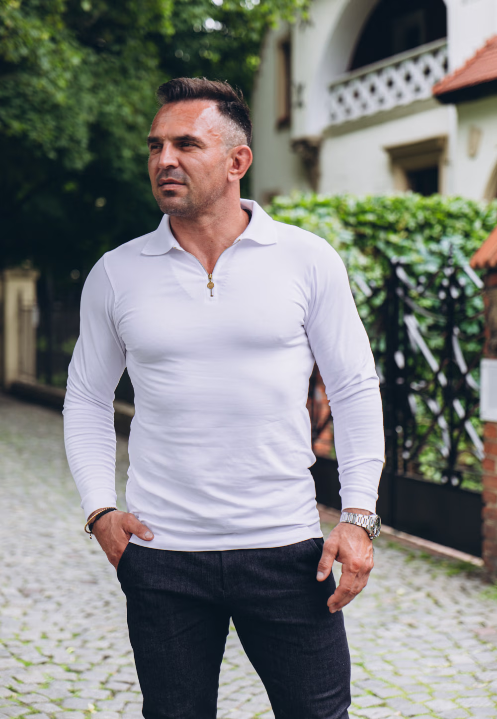 Longsleeve Zipneck w kolorze białym ze złotym zamkiem.