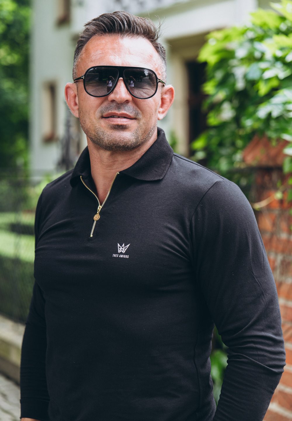 Longsleeve Zipneck w kolorze czarnym ze złotym zamkiem.