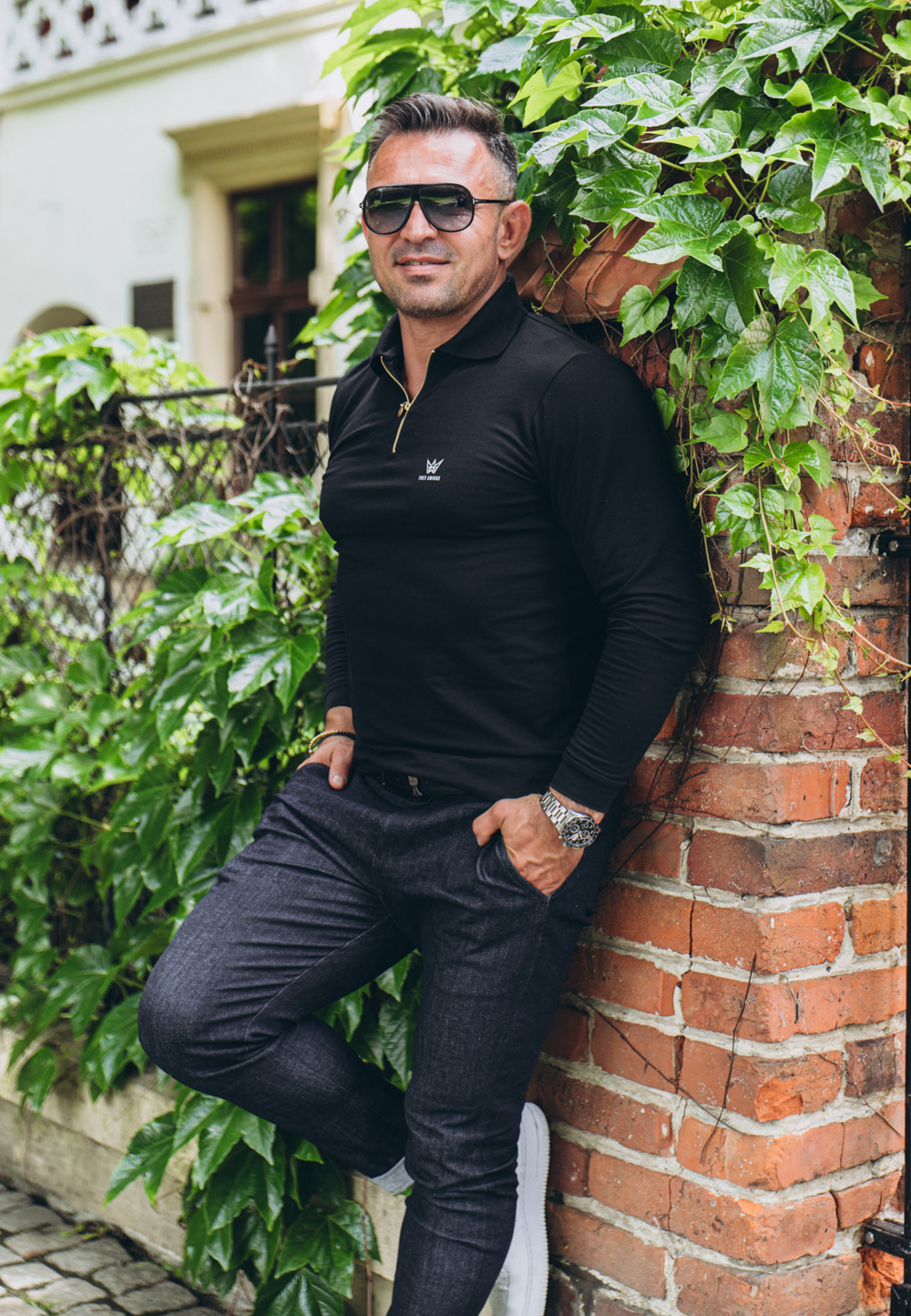 Longsleeve Zipneck w kolorze czarnym ze złotym zamkiem.