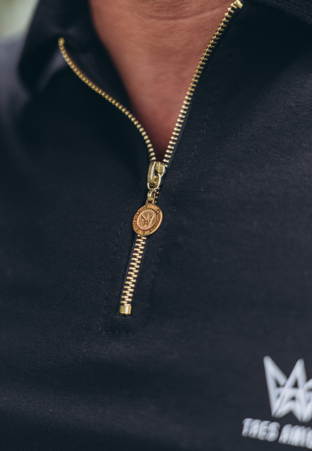 Longsleeve Zipneck w kolorze czarnym ze złotym zamkiem.